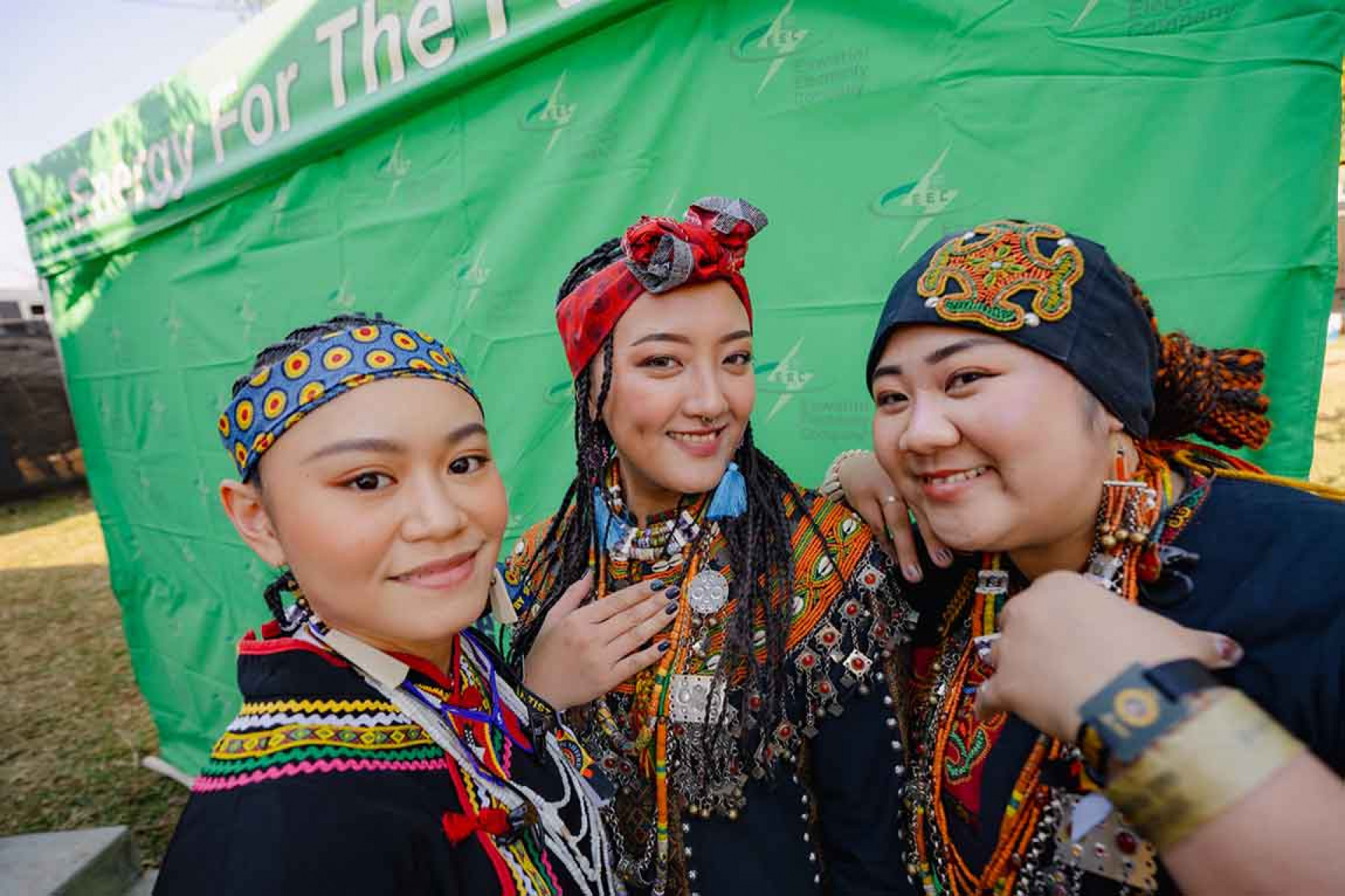 那屋瓦少女隊-(左真愛、中Kivi、右曾妮)