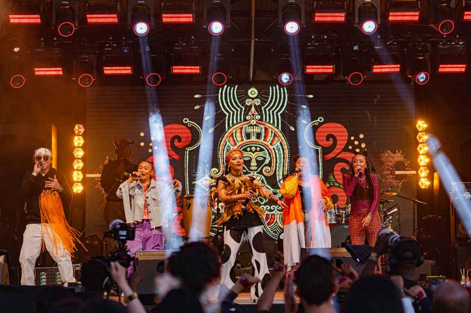 ABAO演出_背板圖騰為阿爆《母親的舌頭》專輯封面