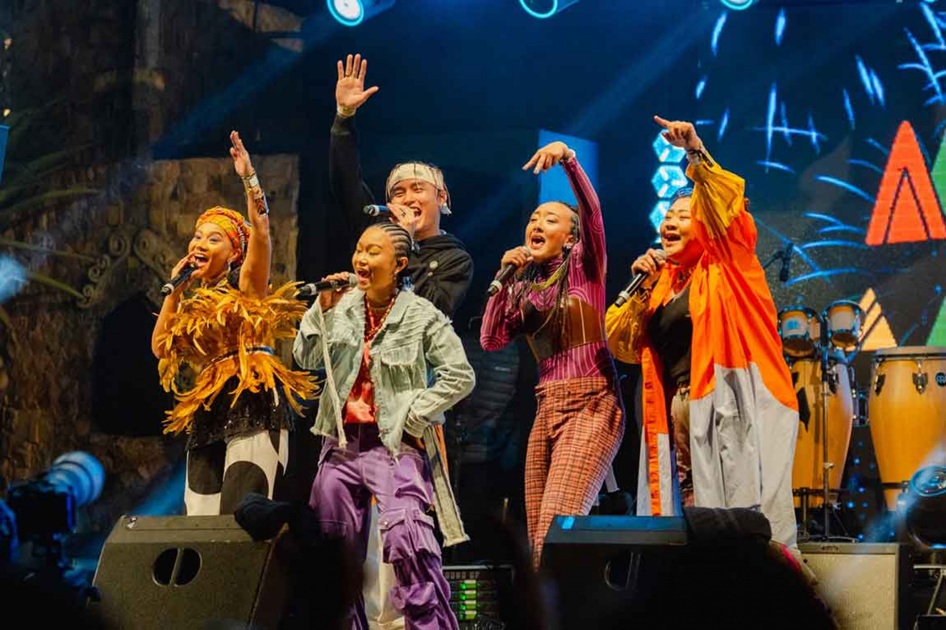 阿爆(左)偕那屋瓦少女隊與原民饒舌新星R