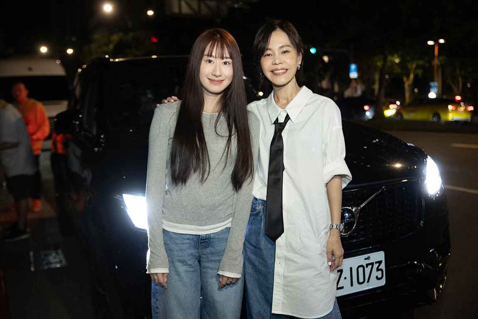 左起：〈愛了〉MV女主角王果、彭佳慧