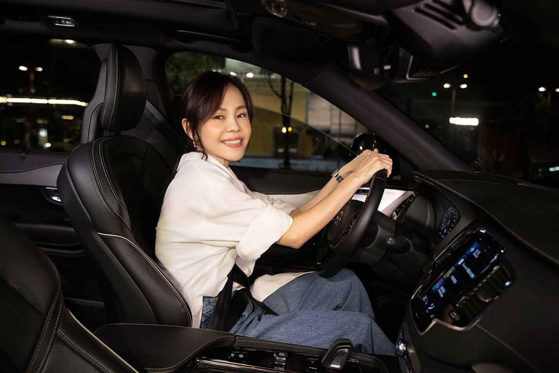 彭佳慧化身帥氣Uber司機 展現一流駕駛技術