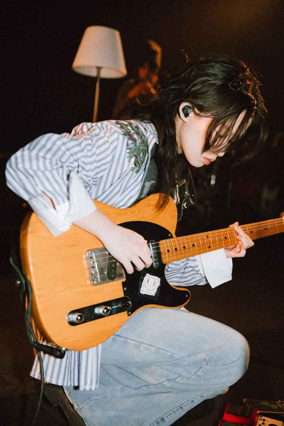 演唱會中多次自彈自唱,自在從容的享受首次千人專場舞台。