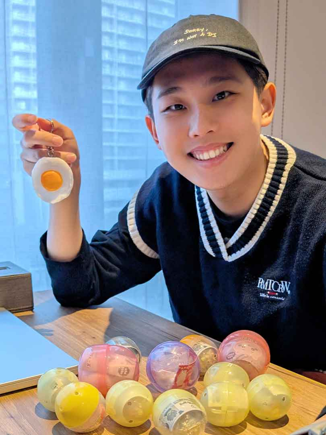 理想混蛋4人雖在不同城市,但為了催票可是團結一心,各自拍攝了創意照片要來宣傳!雞丁飛日本追星行程當地狂扭扭蛋同步催票