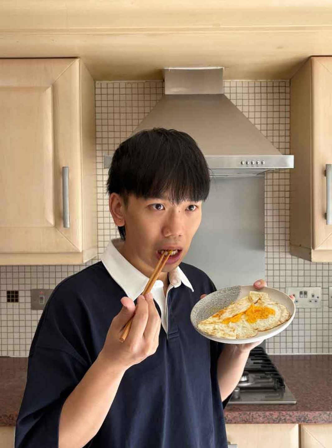鼓手可沛遠在歐洲當起宅男自煎荷包蛋，他形容：「在歐洲常常是自己下廚，除了煎蛋，也想嚐嚐破蛋（小巨蛋）的滋味！」