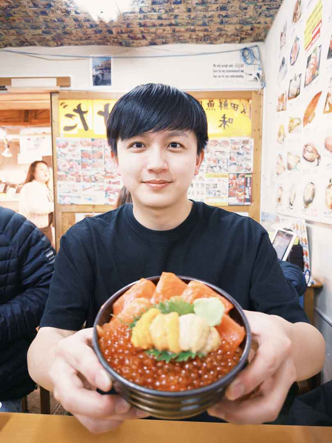 吉他手阿哲去北海道旅遊大啖滿滿一碗鮭魚卵,不忘自捧自銷:「因為是小巨蛋,所以也準備了鮭魚『卵』跟大家分享,想必我們的演唱會一定是和這碗鮭魚親子丼一樣新鮮又美味!」