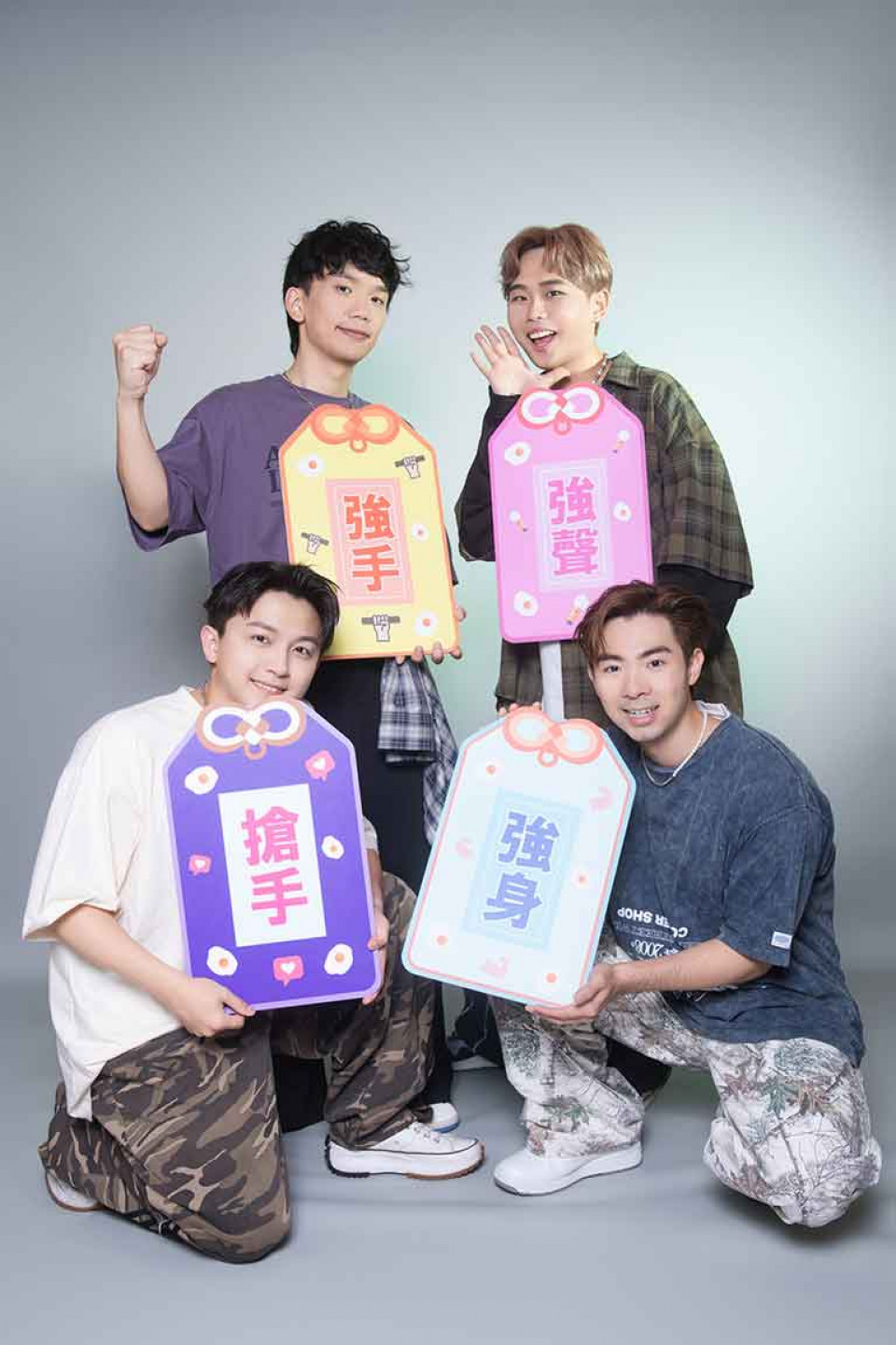 身為團員中人氣擔當之一的阿哲則拿到「搶手」御守,希望阿哲能夠維持他搶手的高人氣,讓加場開賣日6_14(六)售票時能再拚秒殺!