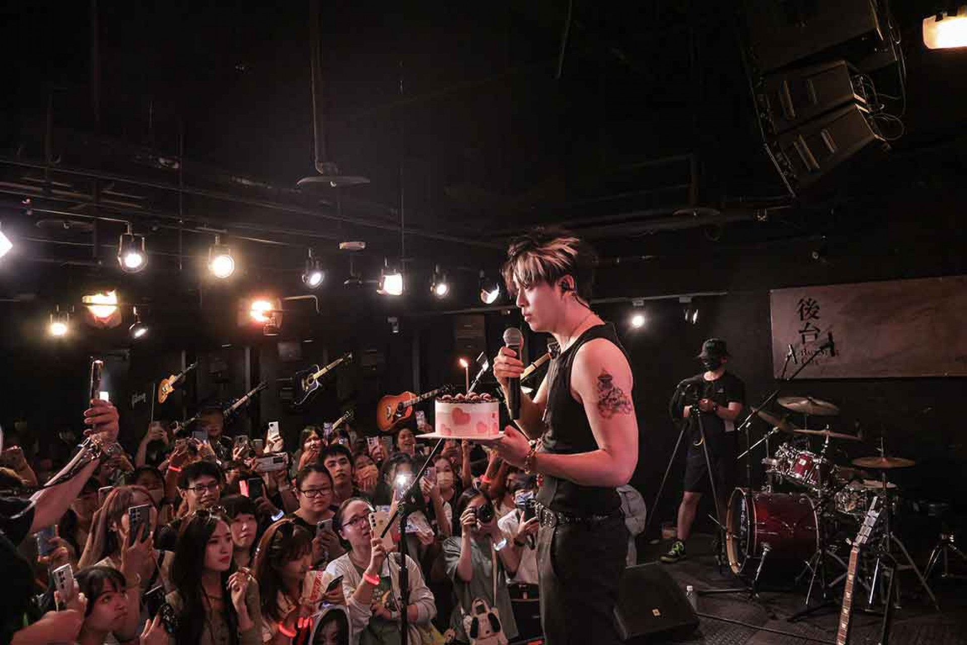 工作同仁特別送上蛋糕驚喜提前慶生