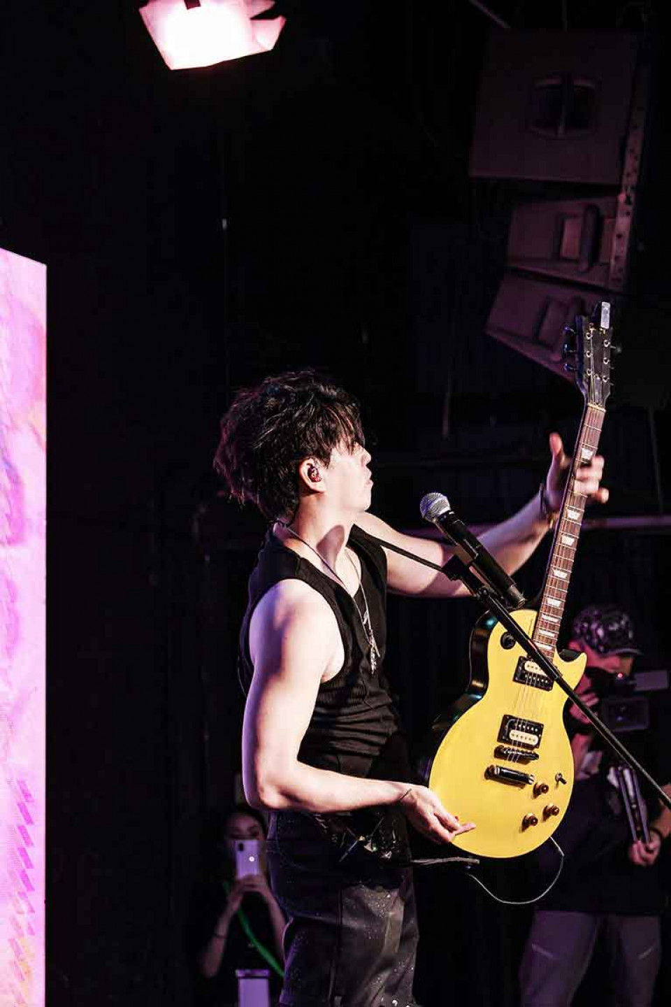 台上SOLO大飆吉他掀起滿場尖叫聲