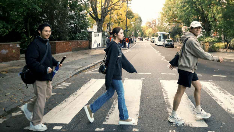 告五人勇闖全球音樂傳奇地標艾比路 站上孕育披頭四、Pink Floyd的搖籃