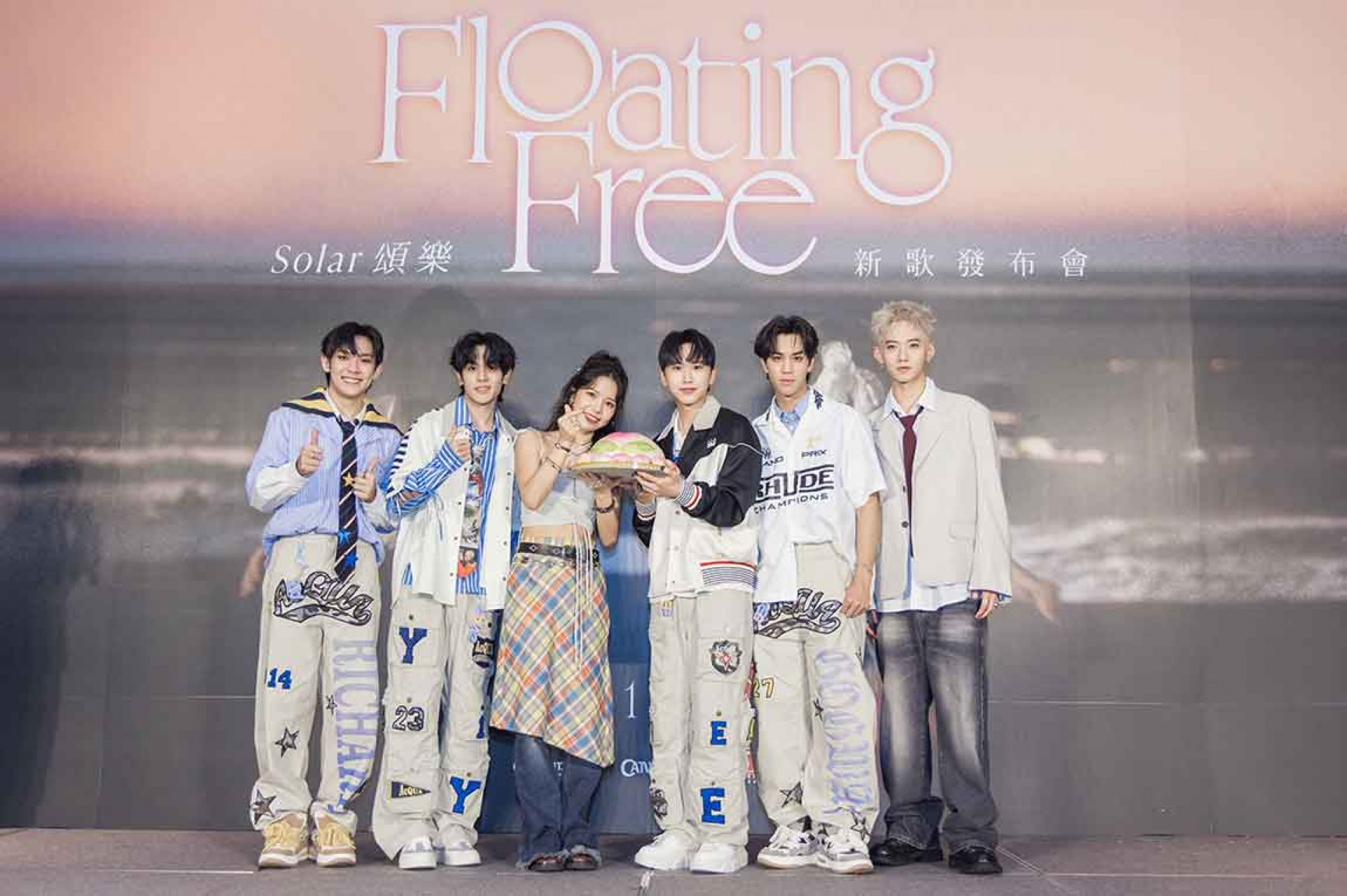 Solar頌樂發布會拿著壽桃與AcQUA源少年成員左起_林毓家、盧佾暘、黃莑茗),以及POLARIX的翟浚安合影(照片提供_種子音樂&RBW)-