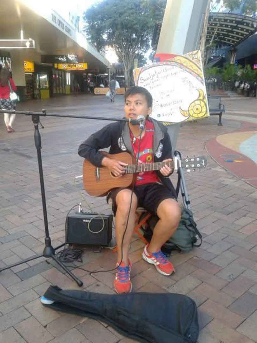 戴曉君曾前往澳洲打工渡假一年,當時揹著吉他在無數個街頭走唱。