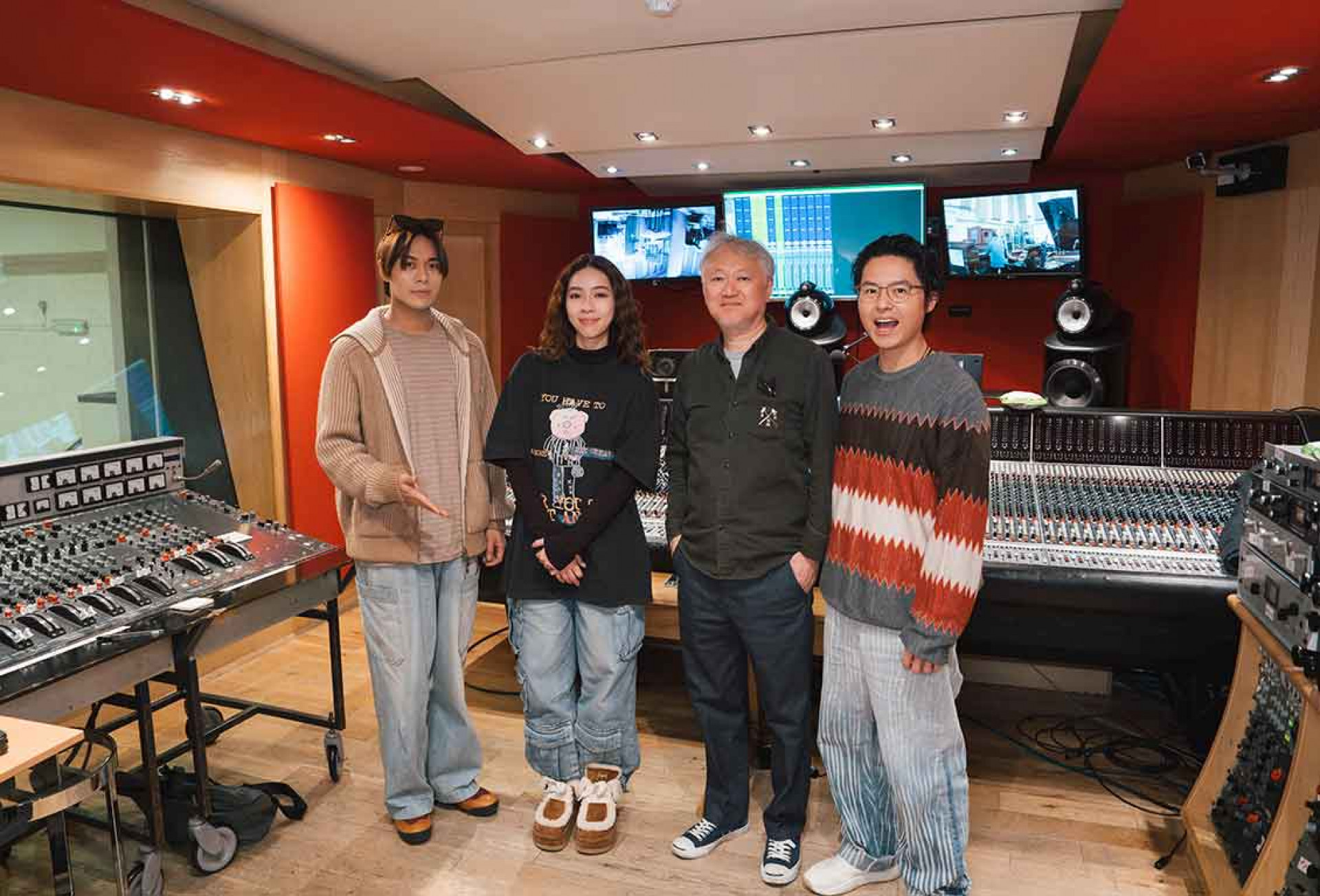 超人氣天團告五人首度扛起專輯製作人重責大任,力邀日本頂尖錄音工程師渡邊省二郎加入組隊。(相信音樂提供)