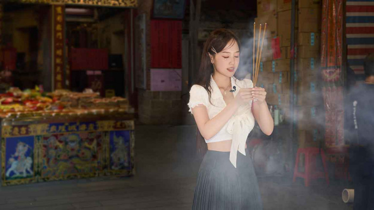 ANGIE安吉宣傳新歌〈So if〉首次到台北霞海城隍廟拜月老 寫下5大條件 竟有「大帥哥」