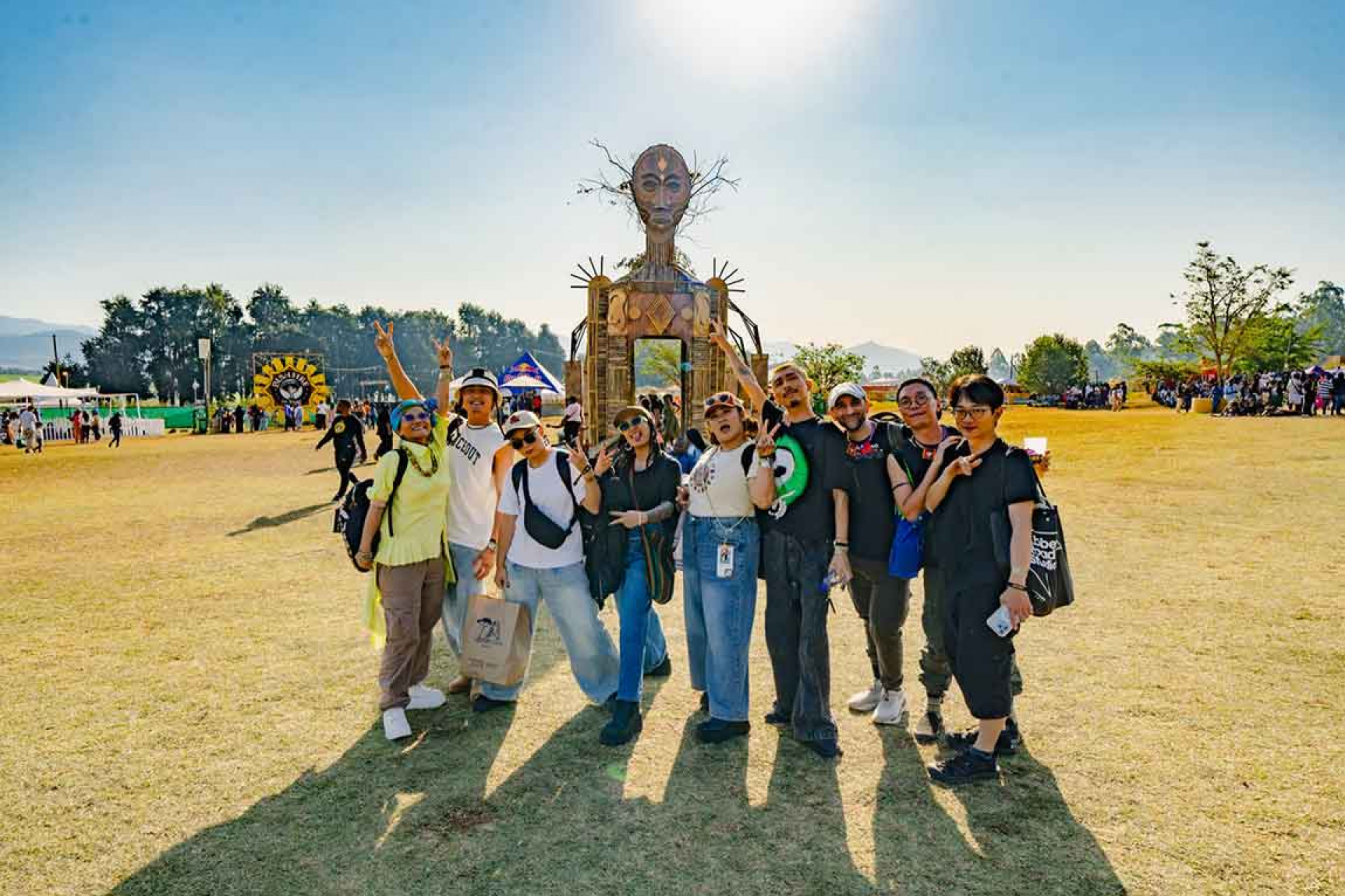 那屋瓦演出團隊於灌木之火音樂節現場合影