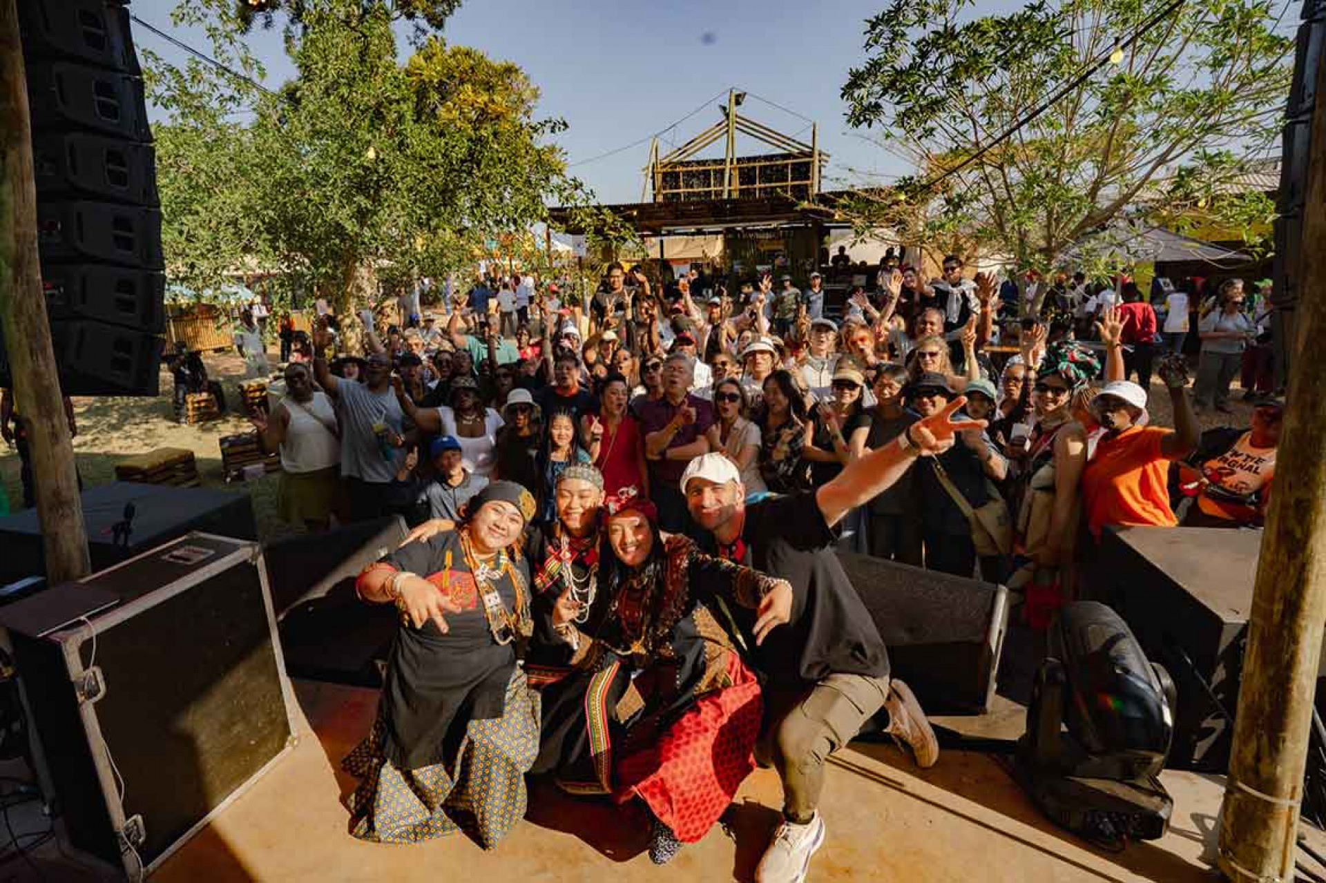 那屋瓦少女組與當地觀眾合照