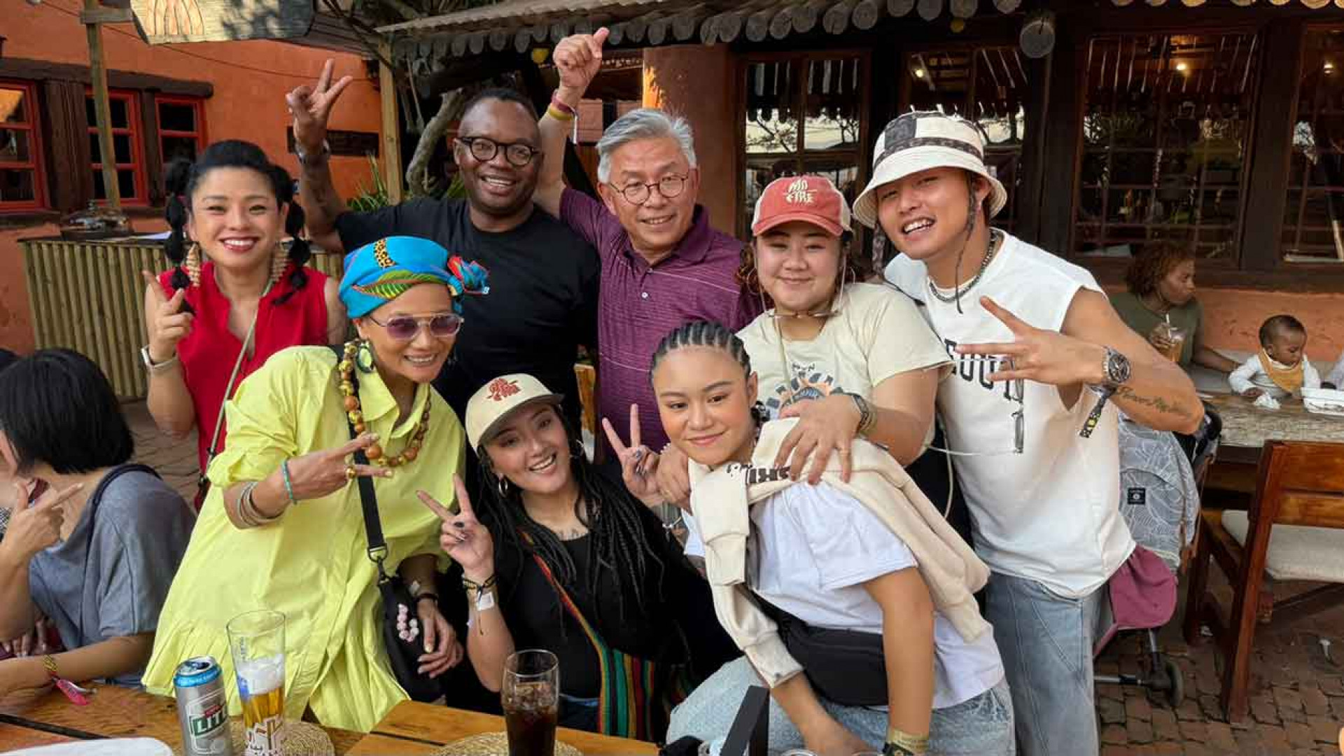 那屋瓦團隊與梁洪昇大使合照