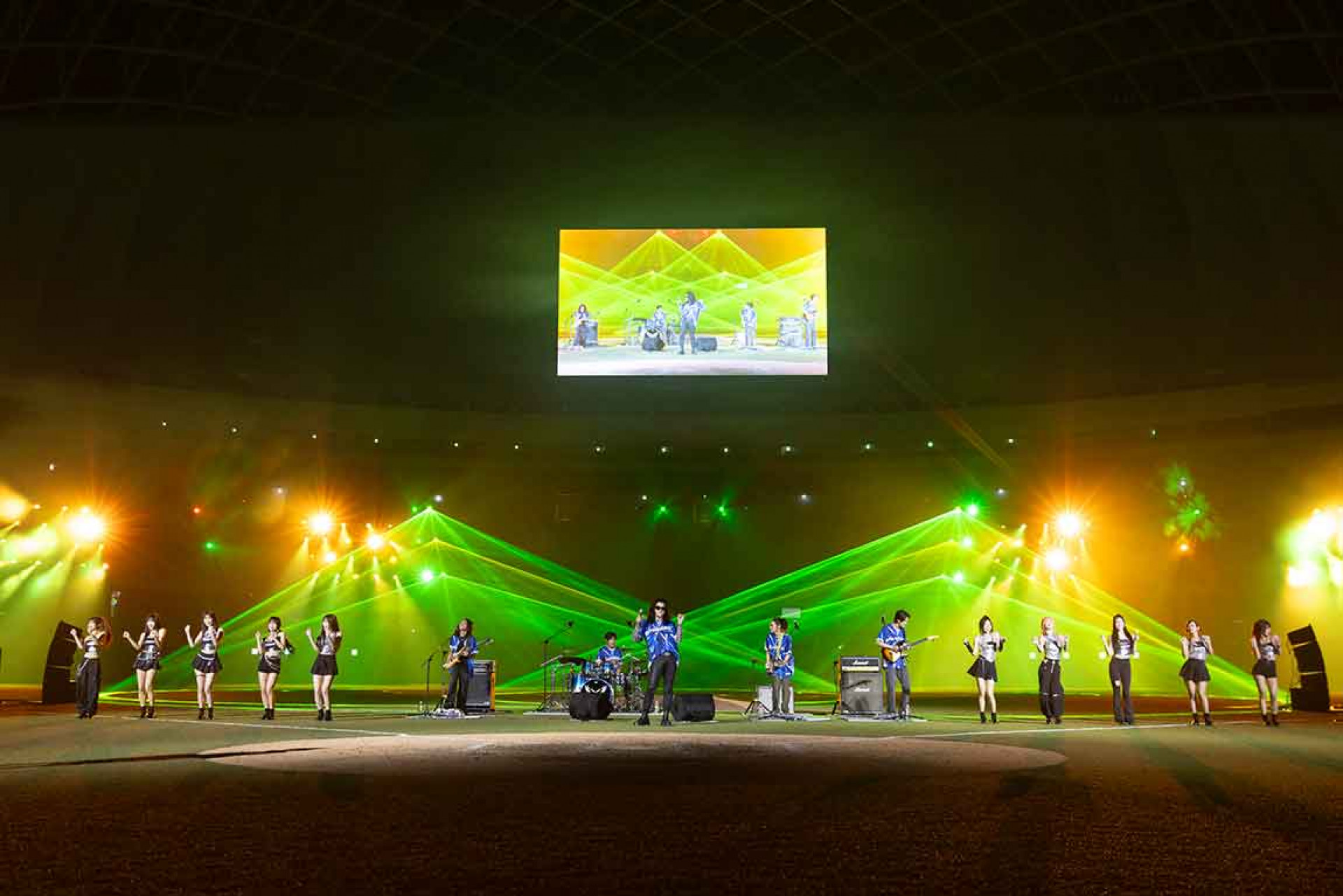 麋先生與富邦悍將啦啦隊Fubon Angels合作演出歌曲〈天生寂寞〉，狂歡奔放的風格瞬間點燃全場搖滾魂。（相信音樂提供）