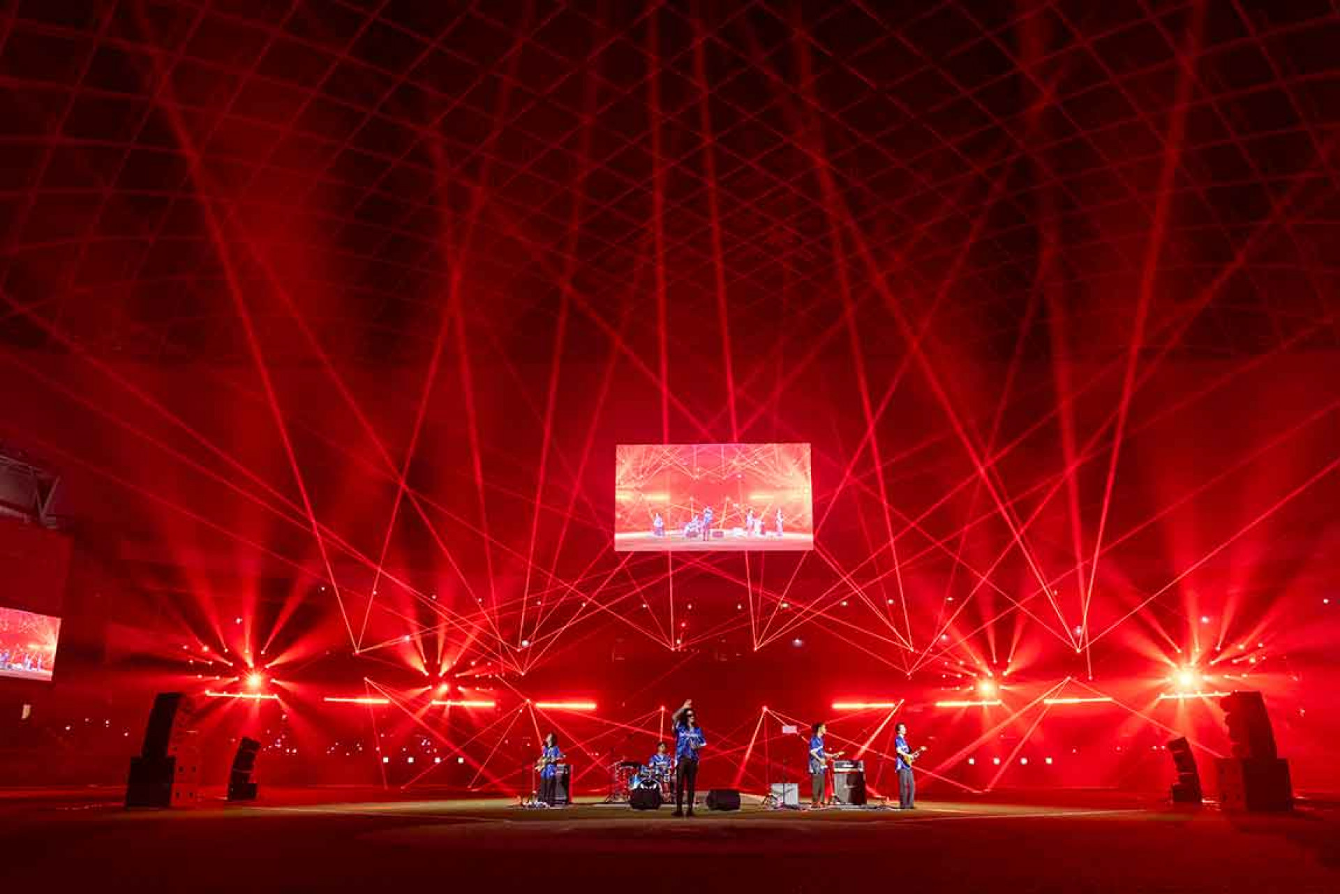 麋先生演唱〈嗜愛動物〉時,全場亮起一片大巨蛋星海。(相信音樂提供)