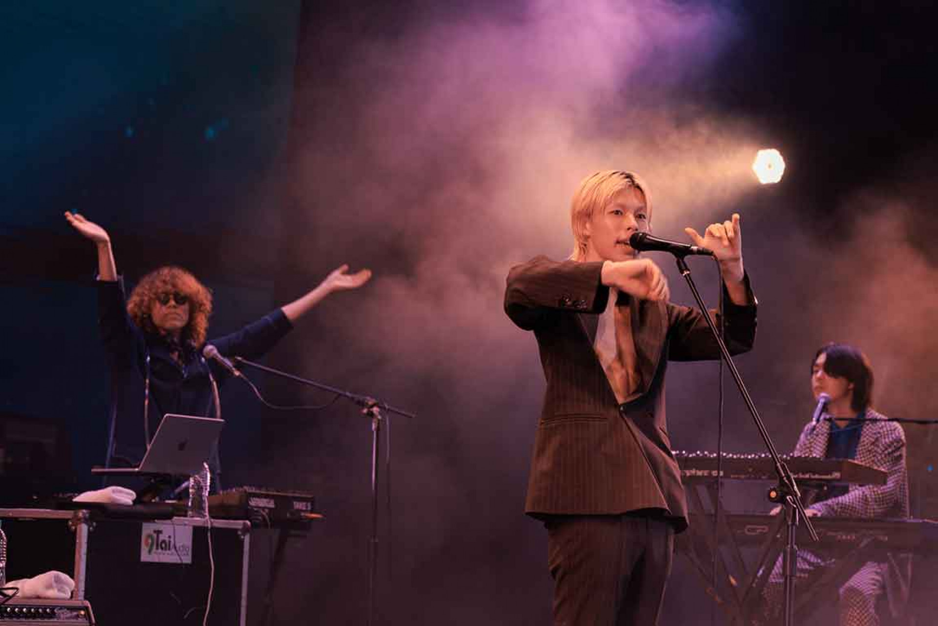 左到右:Ofeen(DJ)、Hiyn(主唱/吉他手)、Rosa(鍵盤手)與現場粉絲互動