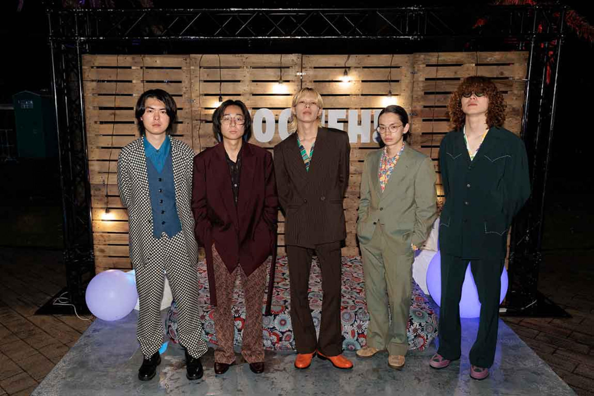 左到右：Rosa（鍵盤手）、Zum（貝斯手）、Hiyn（主唱／吉他手、Sho（鼓手）、Ofeen（DJ）