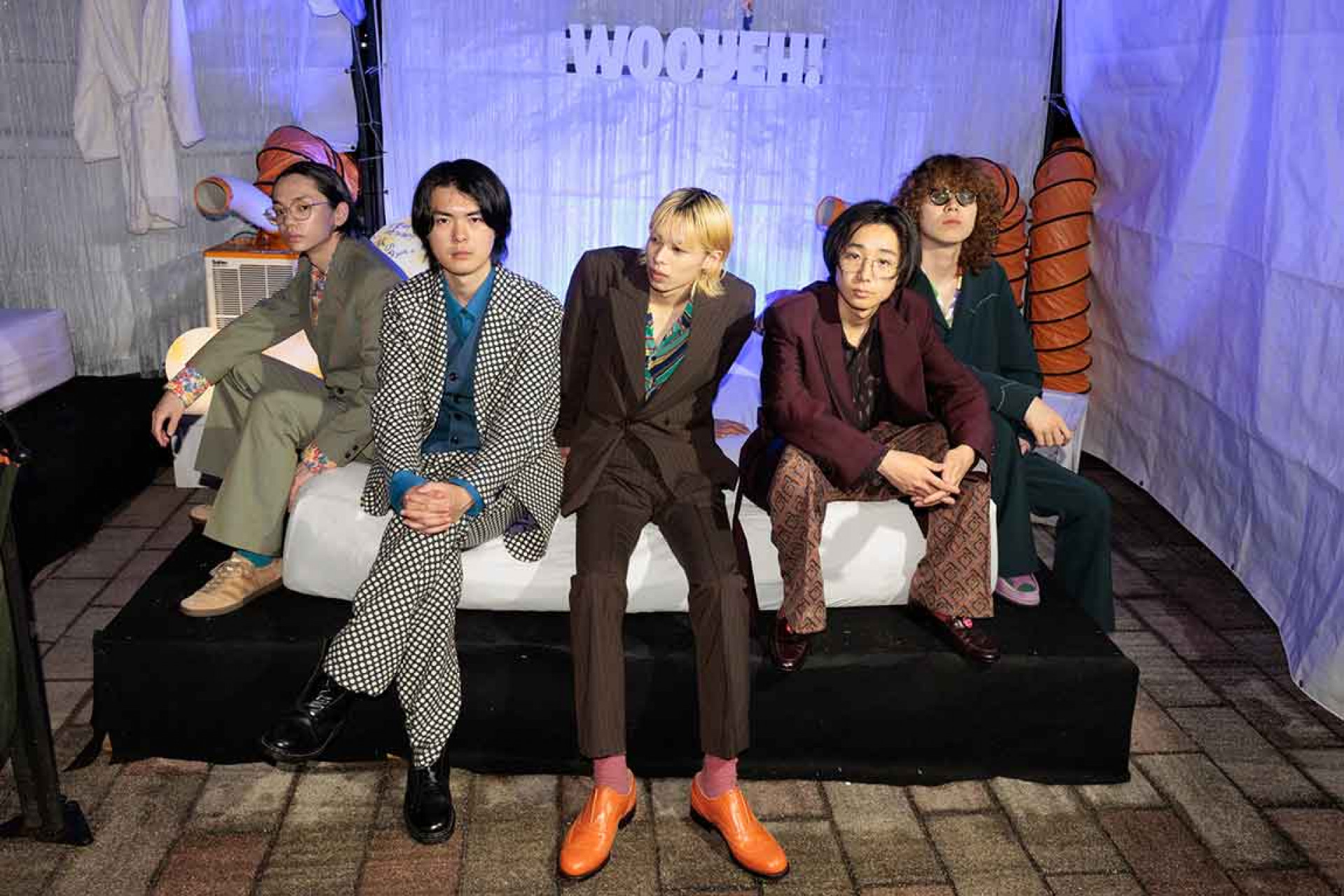 左到右:Sho(鼓手)、Rosa(鍵盤手)、Hiyn(主唱/吉他手、Zum(貝斯手)、Ofeen(DJ)