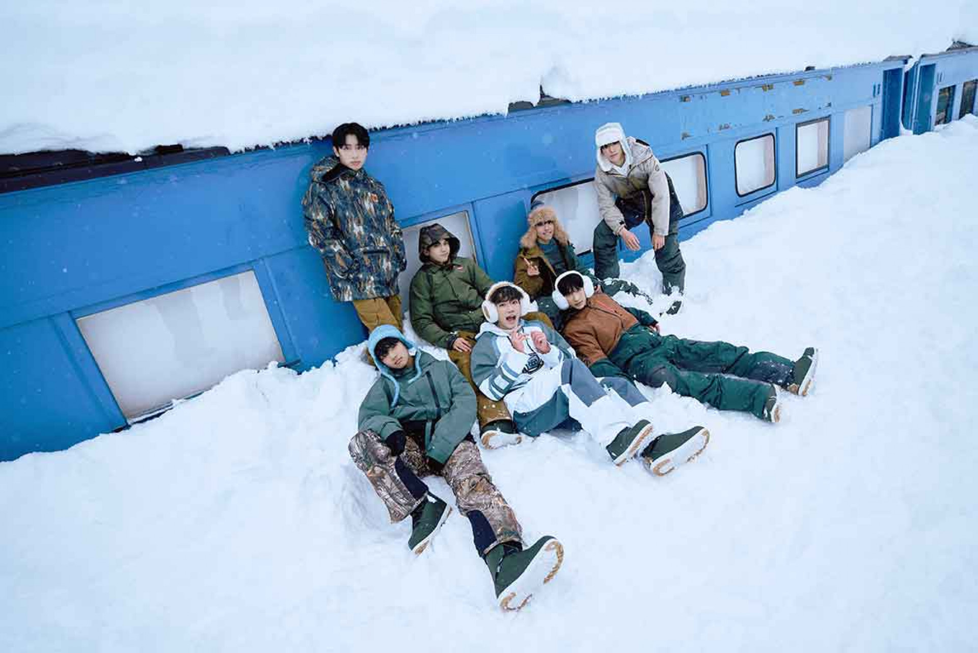 赴日拍MV遇罕見暴風雪(前排左起:至琦 鈞嘉 小新、後排左起:勝銘 彥序 加藤琉士 俊希)