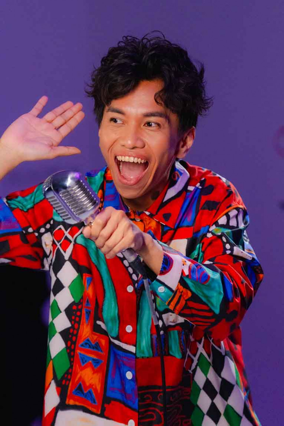 阿拉斯也在社群同步釋出單曲Reels,副歌結合日文邀大家一起唱 ho i yan,放開肢體,一起扭腰擺臀、放聲歌唱!