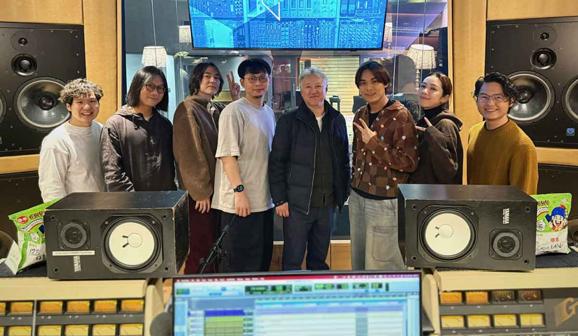 「靠五人」合體!五月天瑪莎驚喜現身艾比路錄音室。(相信音樂提供)