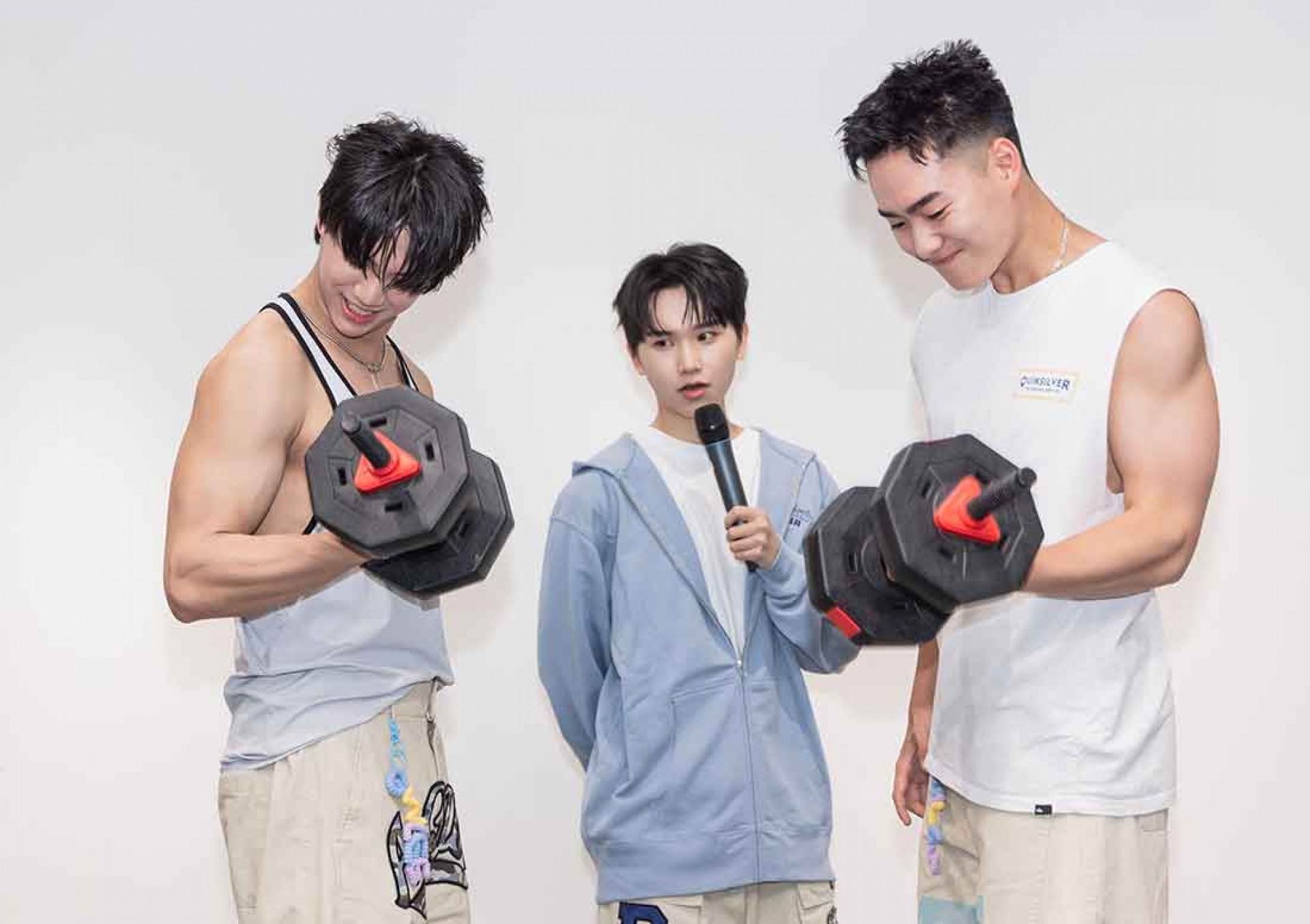 AcQUA源少年李秉諭、須弘道舉啞鈴比賽(照片提供:種子音樂)2