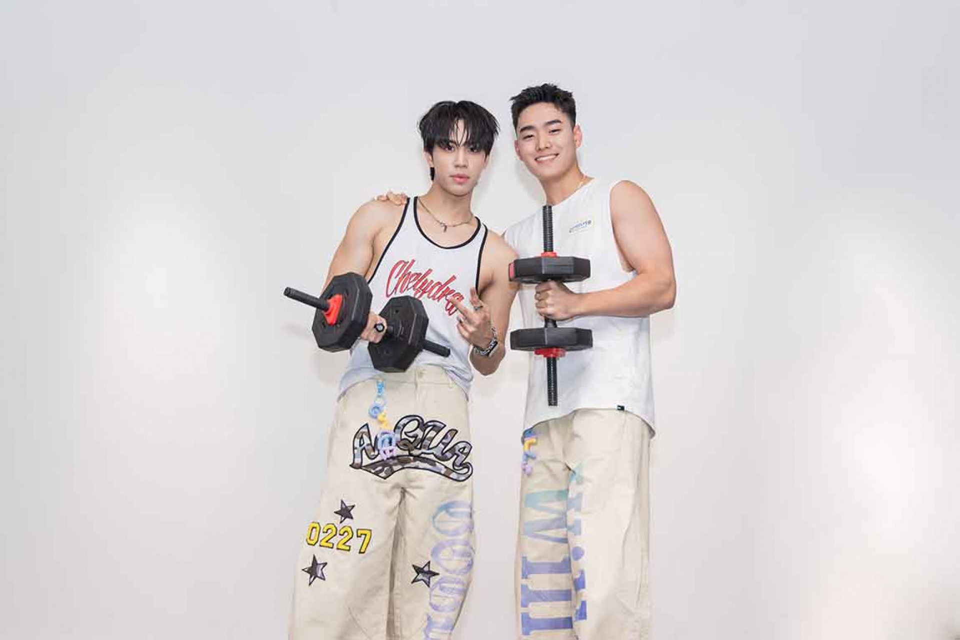 AcQUA源少年李秉諭、須弘道舉啞鈴比賽(照片提供:種子音樂)