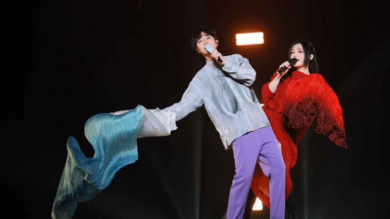 徐佳瑩演唱會夢幻連動吳青峰 兩人能歌「扇」舞 舞台「笑果」十足