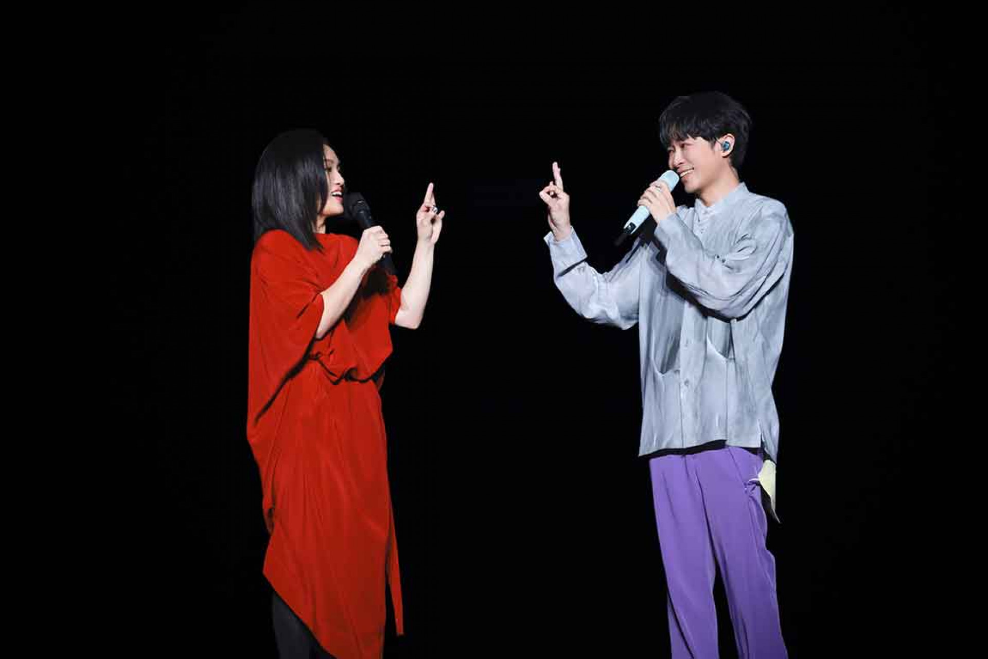 徐佳瑩(左)與吳青峰合唱〈調色盤〉