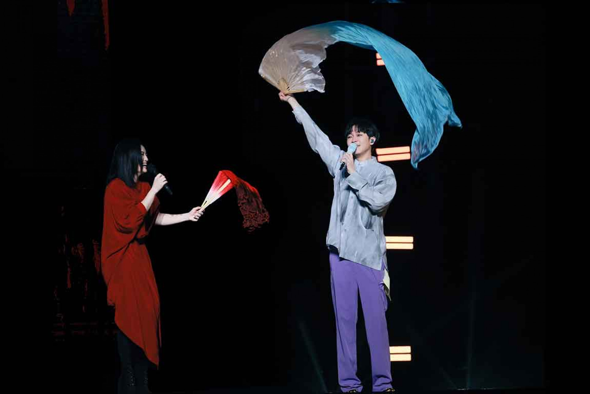 徐佳瑩(左)讚美吳青峰有跳扇子舞的天份