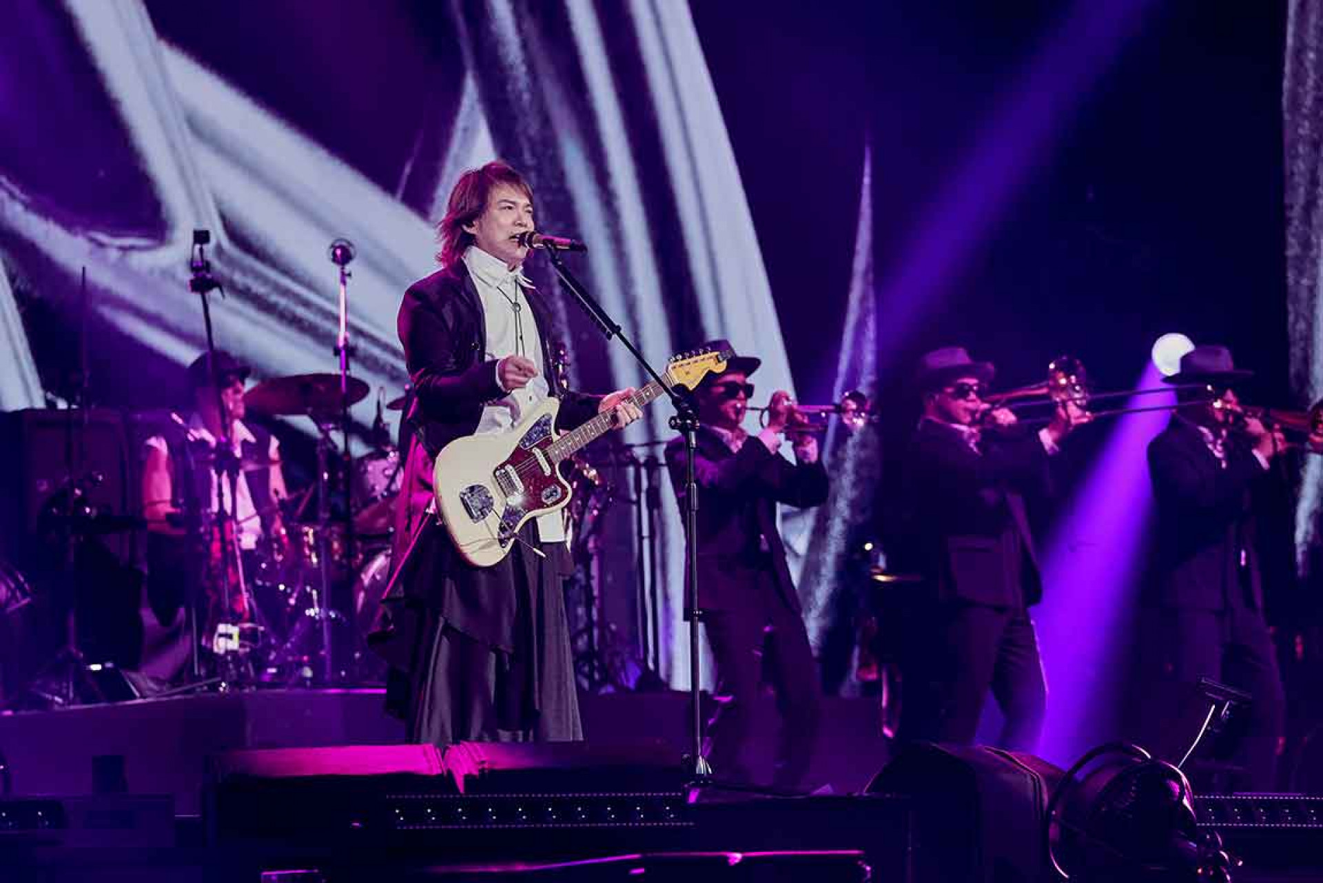 黑與白盡顯大師風範  多巴胺色彩裡感受搖滾歡樂氣息