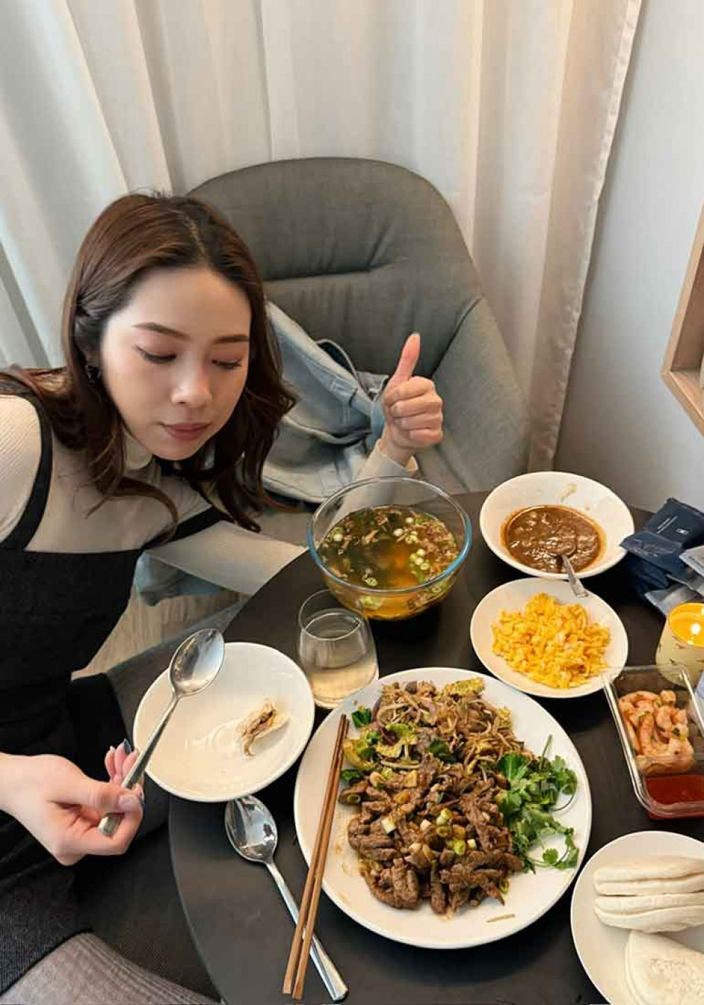 音樂與美食雙重療癒　犬青大展廚藝親製刈包餵飽團隊。（相信音樂提供）