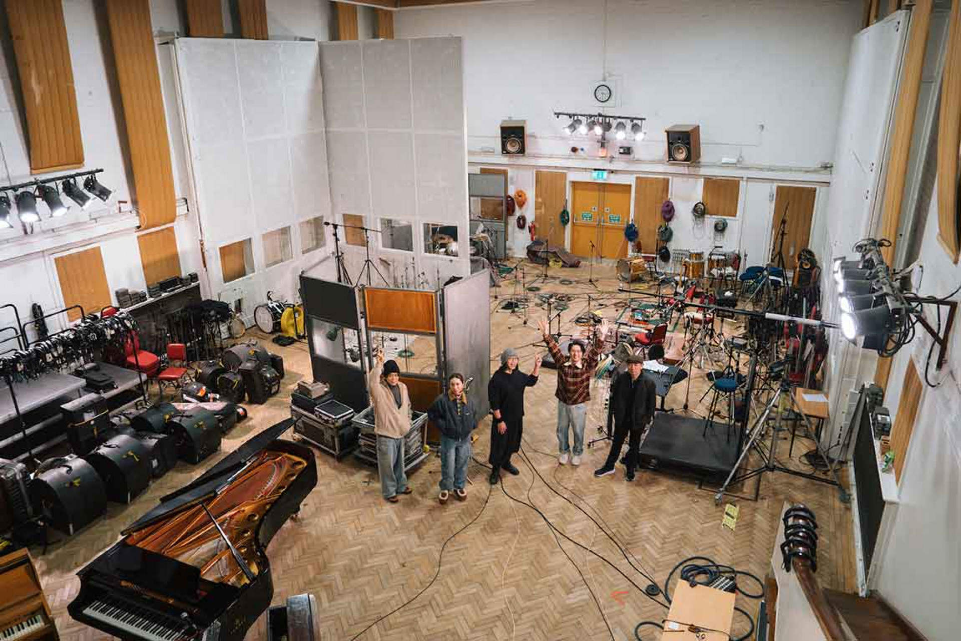 告五人X五月天石頭、瑪莎創作能量炸裂 拍手吶喊 錄音室秒變歡樂派對。(相信音樂提供)