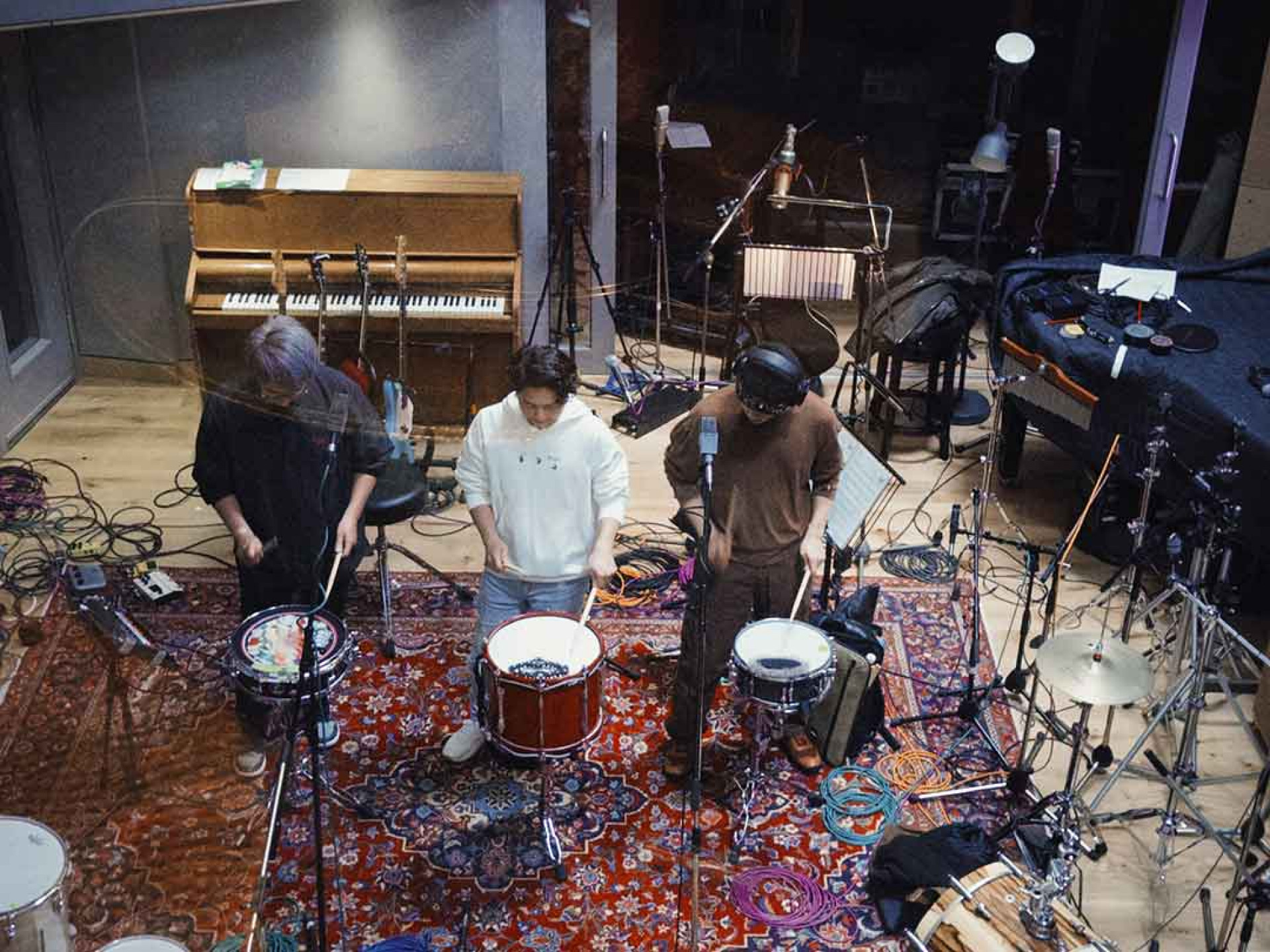 告五人投入錄音,邊玩邊錄秒變歡樂派對。(相信音樂提供)