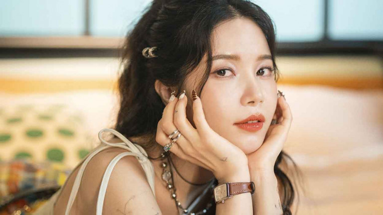 Solar頌樂《Floating Free》爆紅出圈 橫掃榜單！粉絲街頭齊唱感動全場