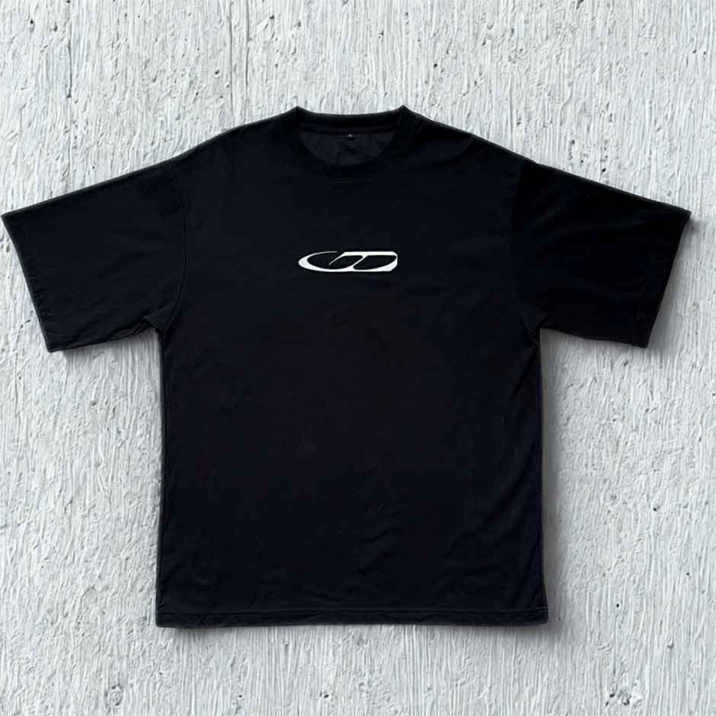 《小大人》EP 於 6 月 20日正式上架，並同步推出限量紀念 T-shirt
