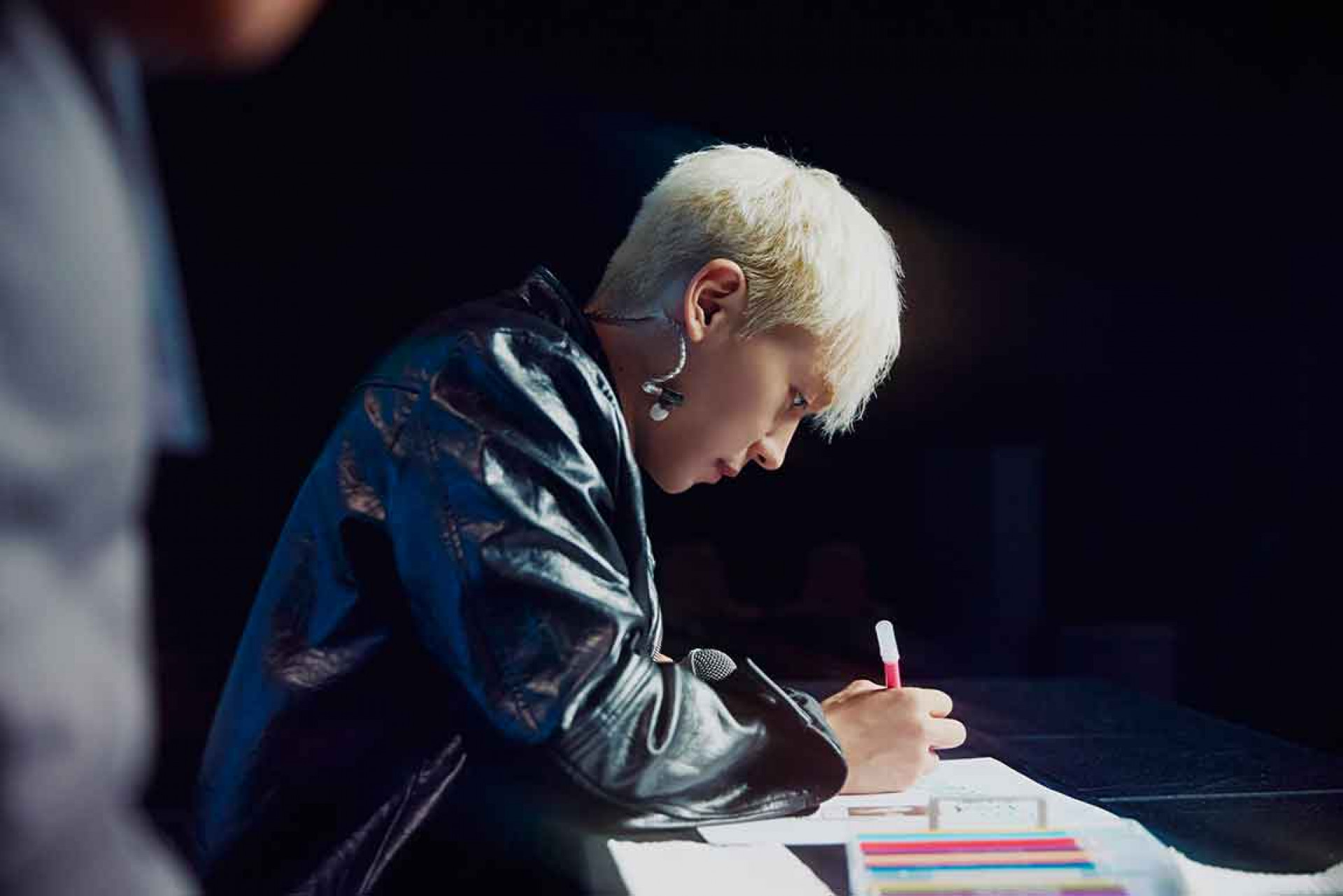 創造想斜槓挑戰演動作片，不排斥首部作品有吻戲，粉絲聽到大聲喝止妙回，如果因為角色需求，要被打的很慘完全沒問題