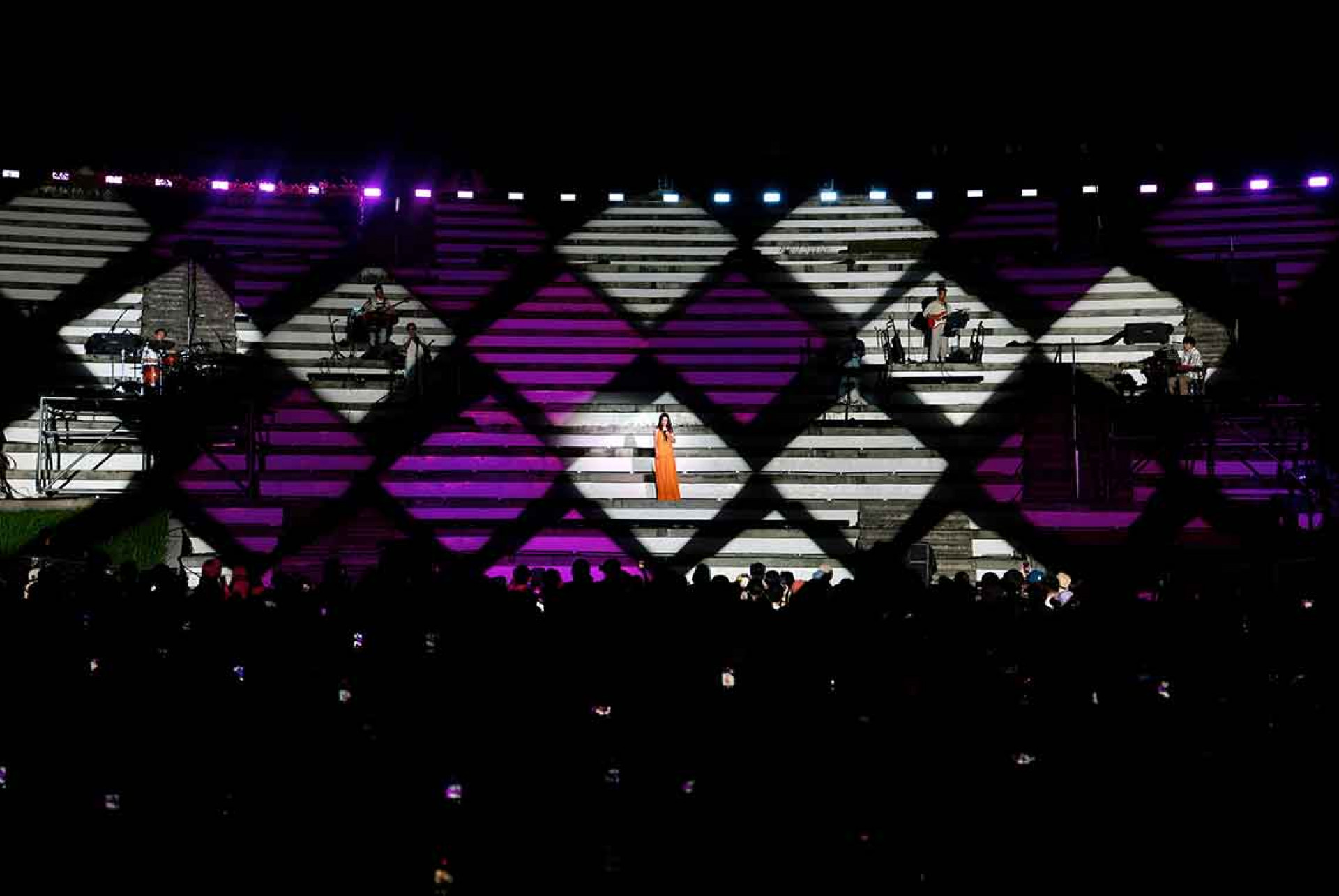 非典型的演出!《田調》高雄站將觀眾席作為舞台、階梯層次加上唯美燈光,不同光影打造獨特視覺饗宴,結合建築與城市之美