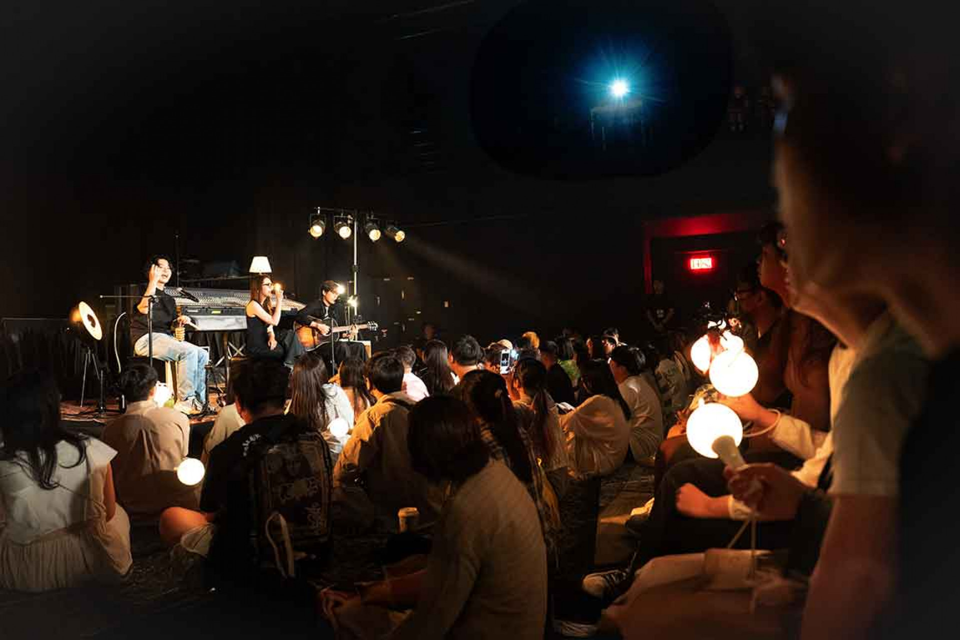 告五人首創黑畫面之旅和哈瓜獨特的約會交流,為新專輯破例從黑畫面點亮燈光成有畫面。(相信音樂提供)