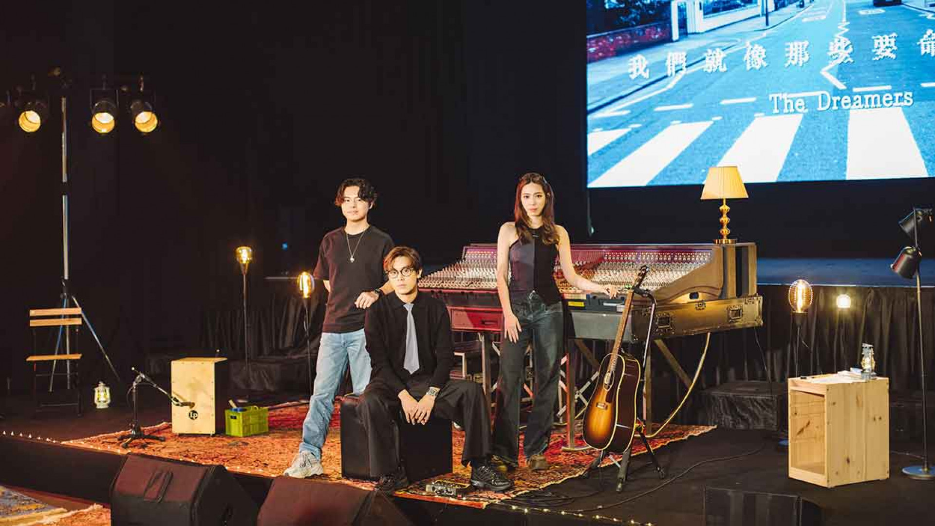 告五人《有畫面之旅‧傻瓜四專Mastering秘密搶聽會》現場特別打造錄音室主題佈景,帶著歌迷一秒穿越到「艾比路錄音室」。(相信音樂提供)