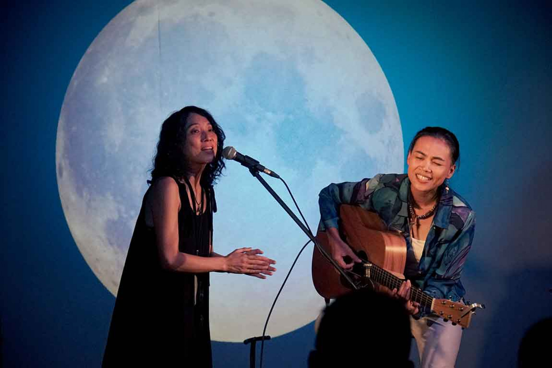 講唱會進行至一半,戴曉君突問觀眾:「你們有聽過漢人唱族語嗎?」便將她的經紀人拉至舞台上一起演唱〈瑪莎露kaka〉,現場氣氛歡樂。