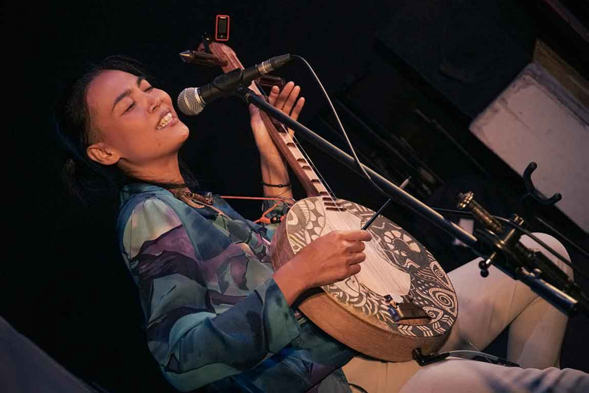 戴曉君在講唱會中演唱十多首歌曲,不僅帶來恆春傳統民謠月琴演奏,甚至在演唱〈vaivaik-尋走〉時以水彩筆打擊月琴,分享〈vaivaik-尋走〉的呈現方式。