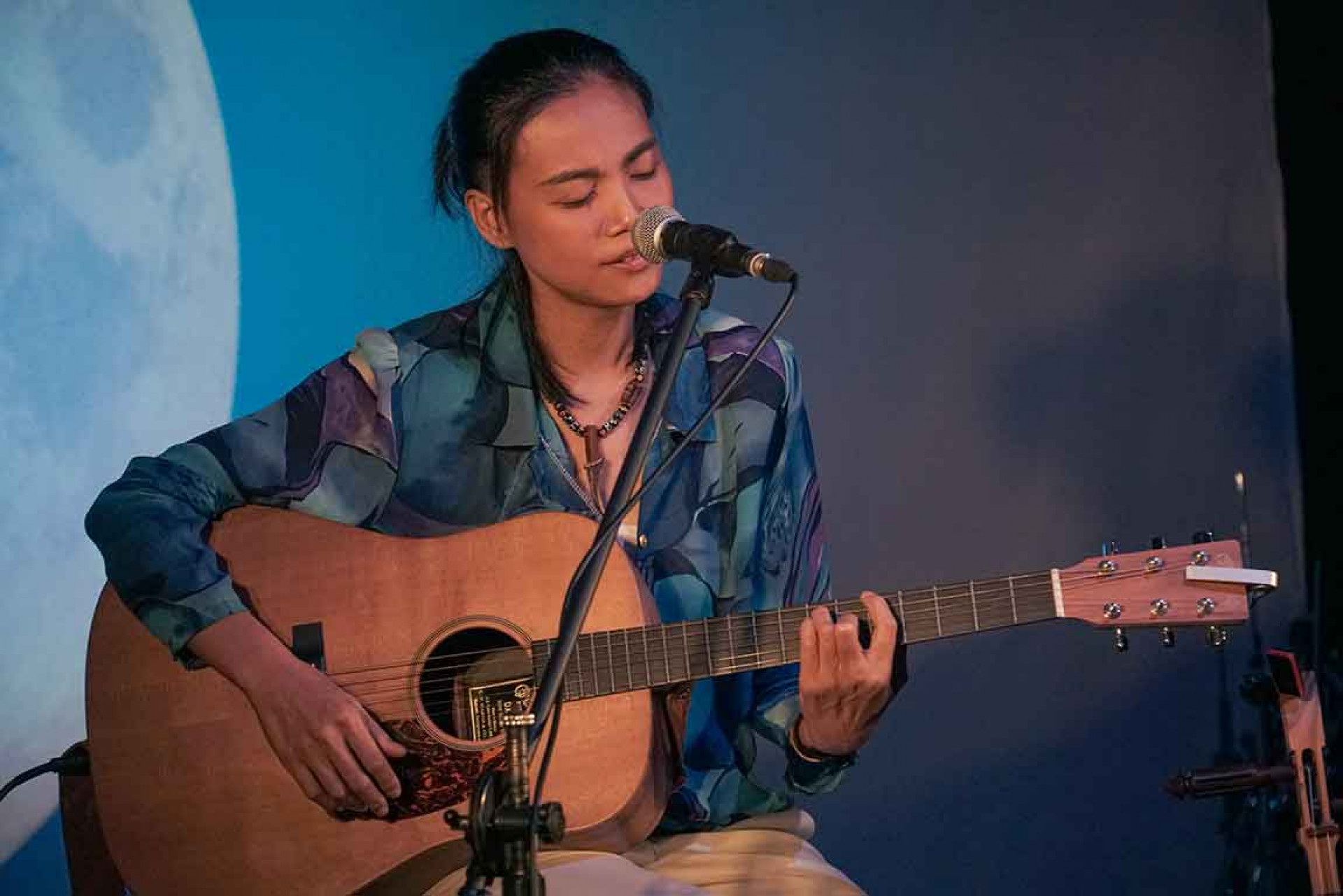 戴曉君Sauljaljui-6月26日晚間於「台北月見ル君想フ」舉辦台北首場音樂講唱會「擠吧咖哩噹!」,分享自己一路的創作歷程,現場座無虛席、氣氛熱絡。