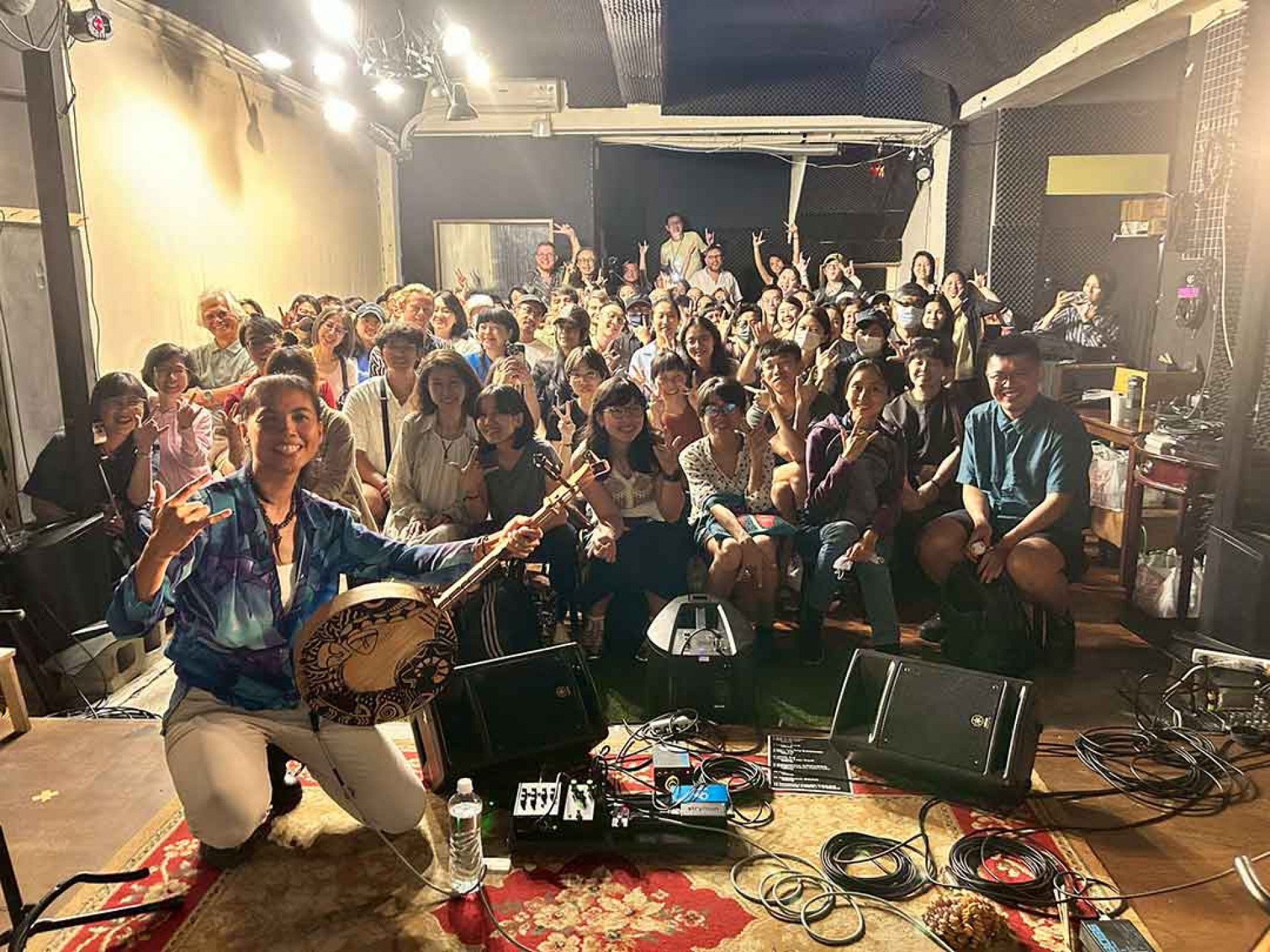 戴曉君Sauljaljui-6月26日晚間於「台北月見ル君想フ」舉辦台北首場音樂講唱會「擠吧咖哩噹！」，現場票及預售票全數售罄。