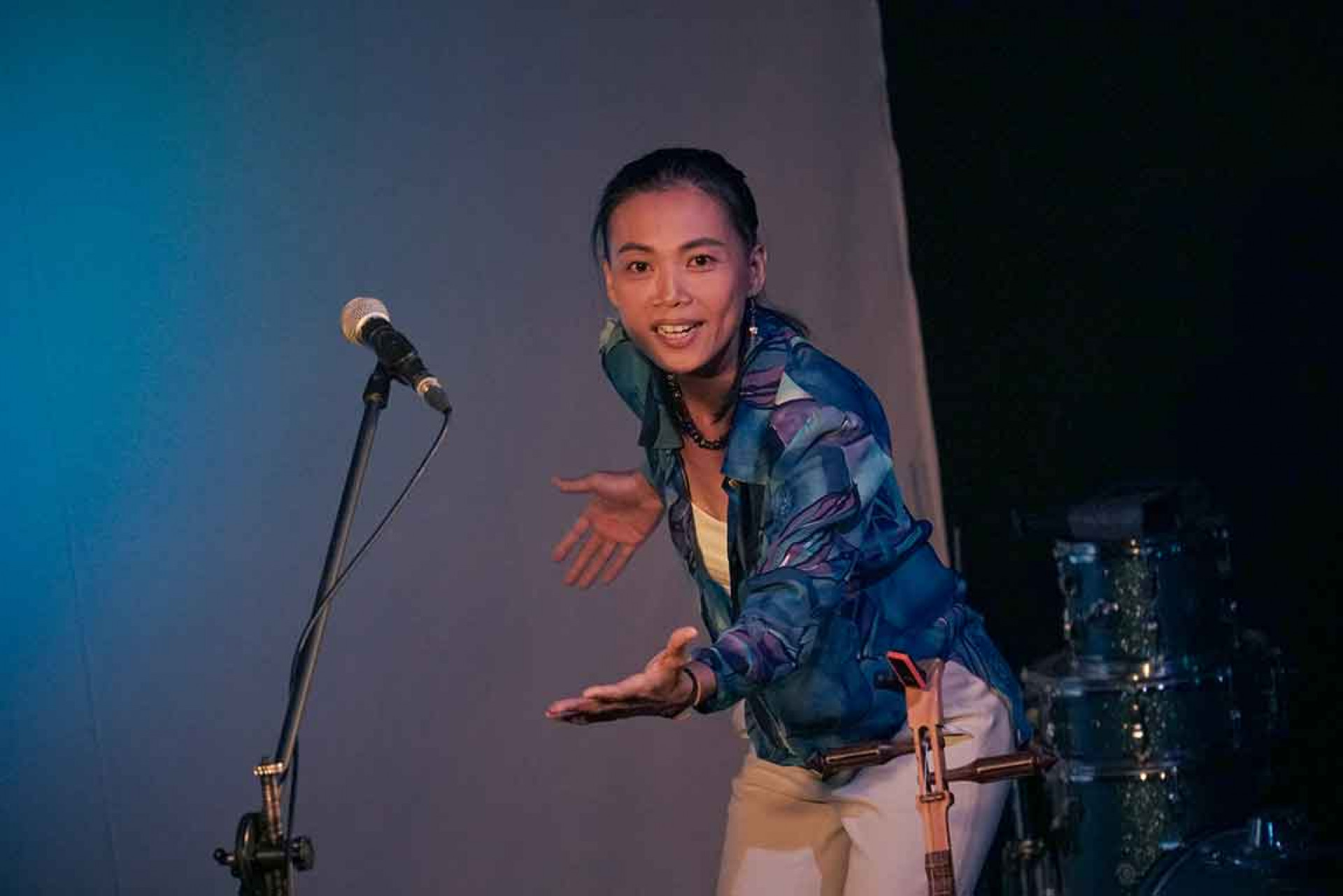 戴曉君在講唱會中示範模里西斯節奏,及如何融入並創作自己專輯中的歌曲〈Dipin-Kari-Tang-麵包咖哩刺蝟〉。