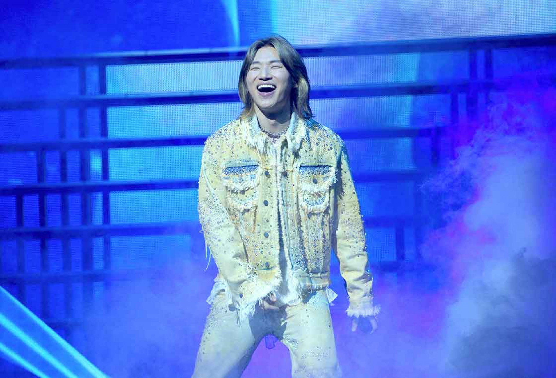 舞台上話匣子大開,從自嘲丟毛巾失敗到模仿翻譯講話,讓粉絲笑聲不斷。