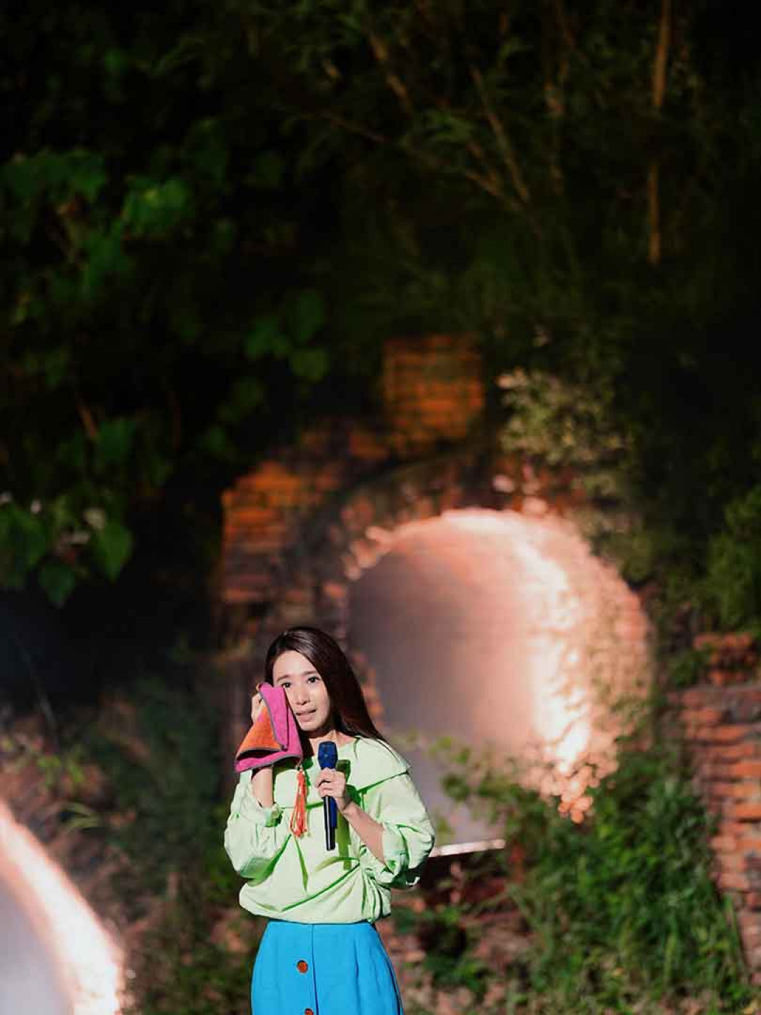 屏東聯福磚窯開唱!週六場演唱〈皆可〉哭到無法收拾!放任淚水宣洩真情,田馥甄拿著手帕拭淚:被夜空打動:真的是一把鼻涕一把眼淚